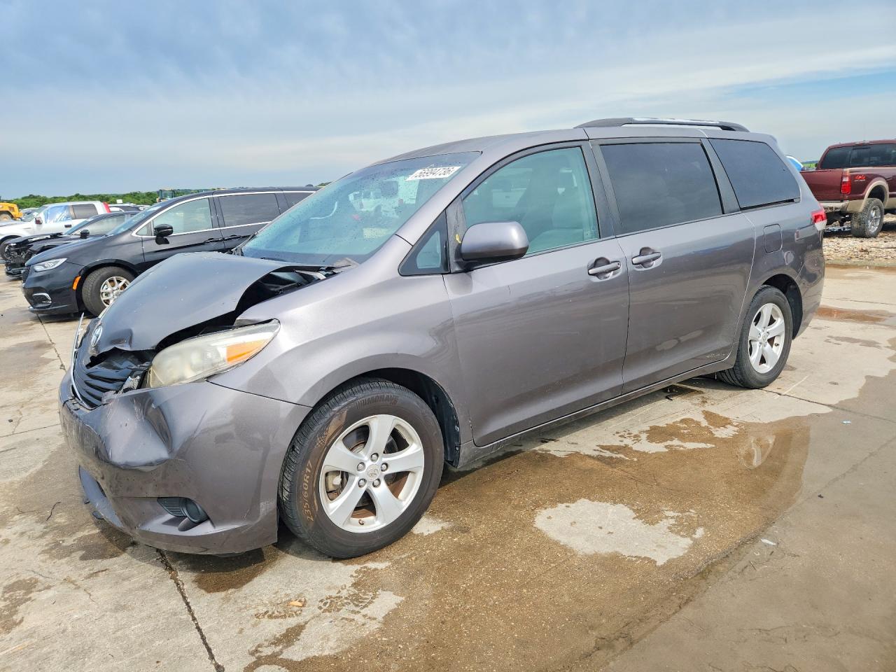 2011 TOYOTA SIENNA