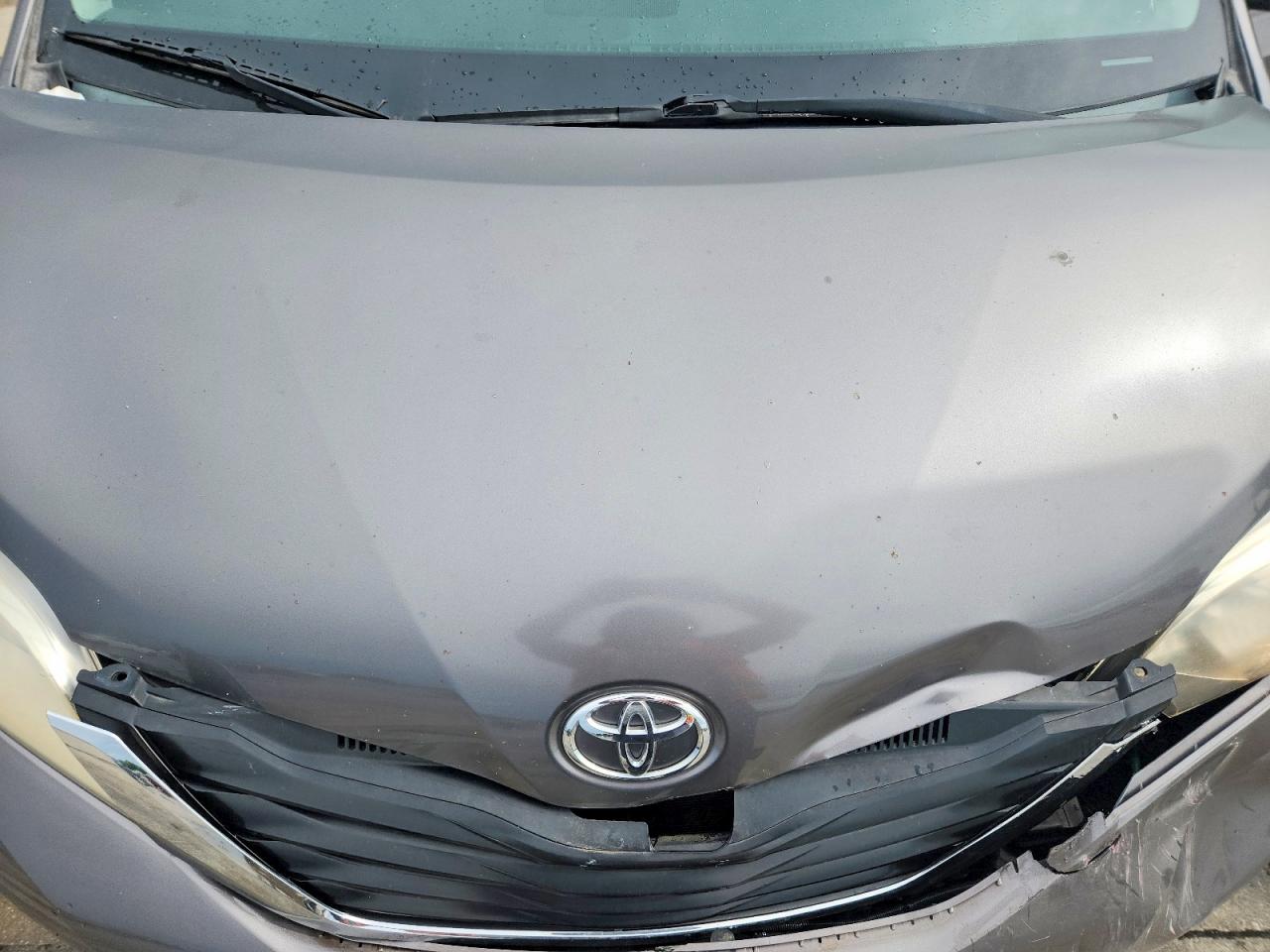 2011 TOYOTA SIENNA