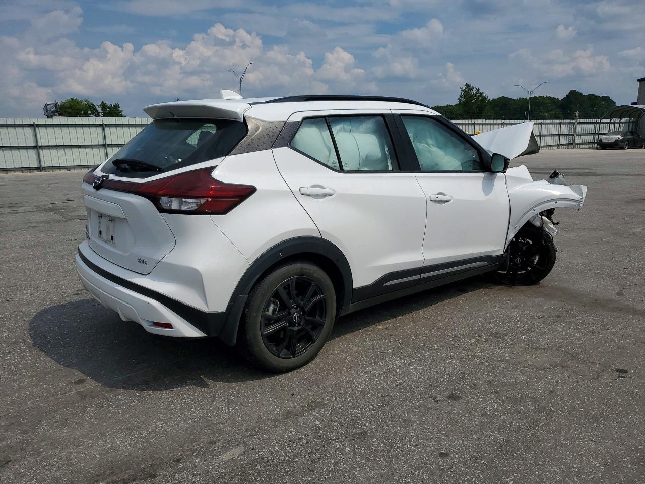 2024 NISSAN KICKS