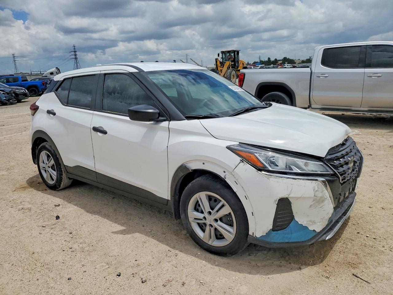 2024 NISSAN KICKS