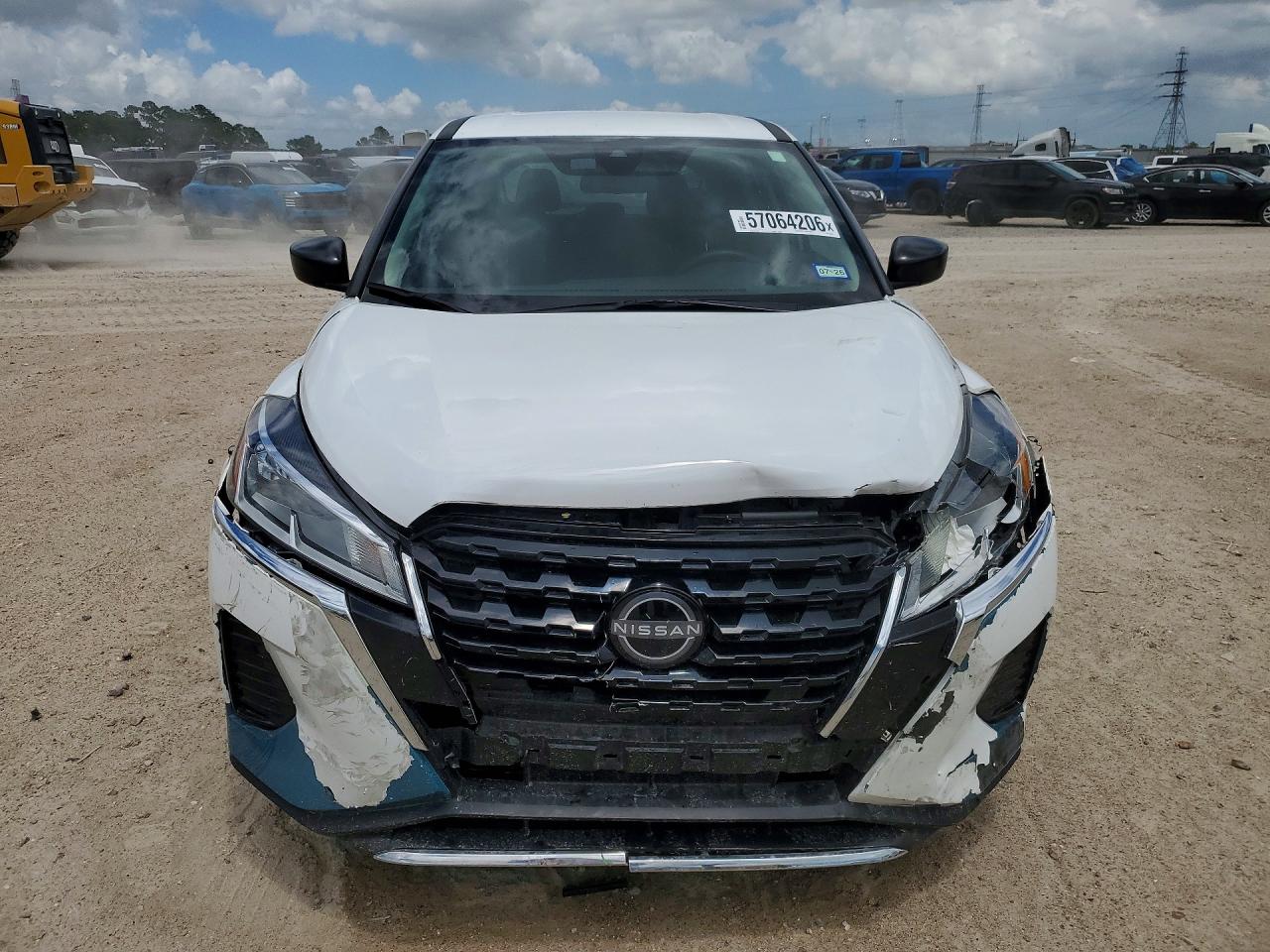2024 NISSAN KICKS