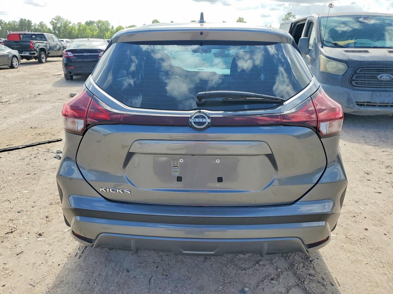 2024 NISSAN KICKS