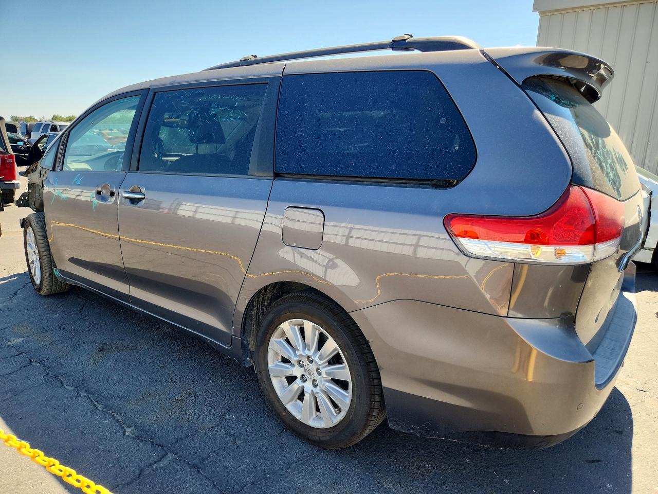 2011 TOYOTA SIENNA
