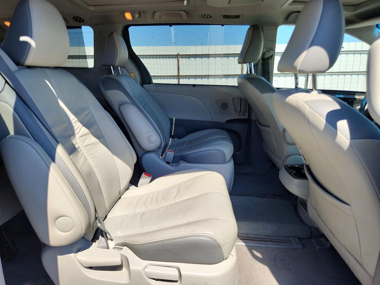 2011 TOYOTA SIENNA
