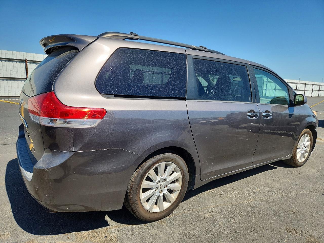 2011 TOYOTA SIENNA