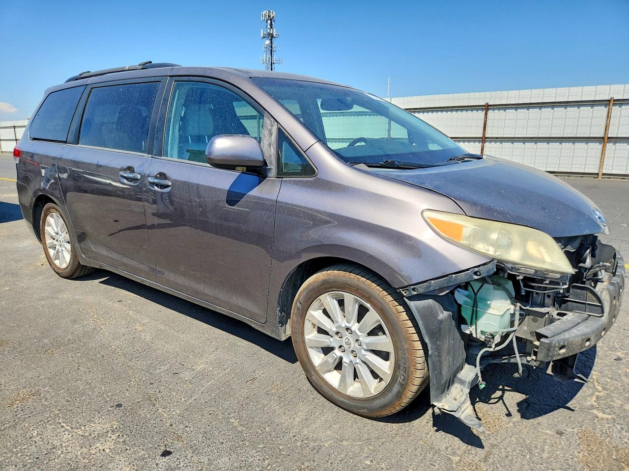 2011 TOYOTA SIENNA