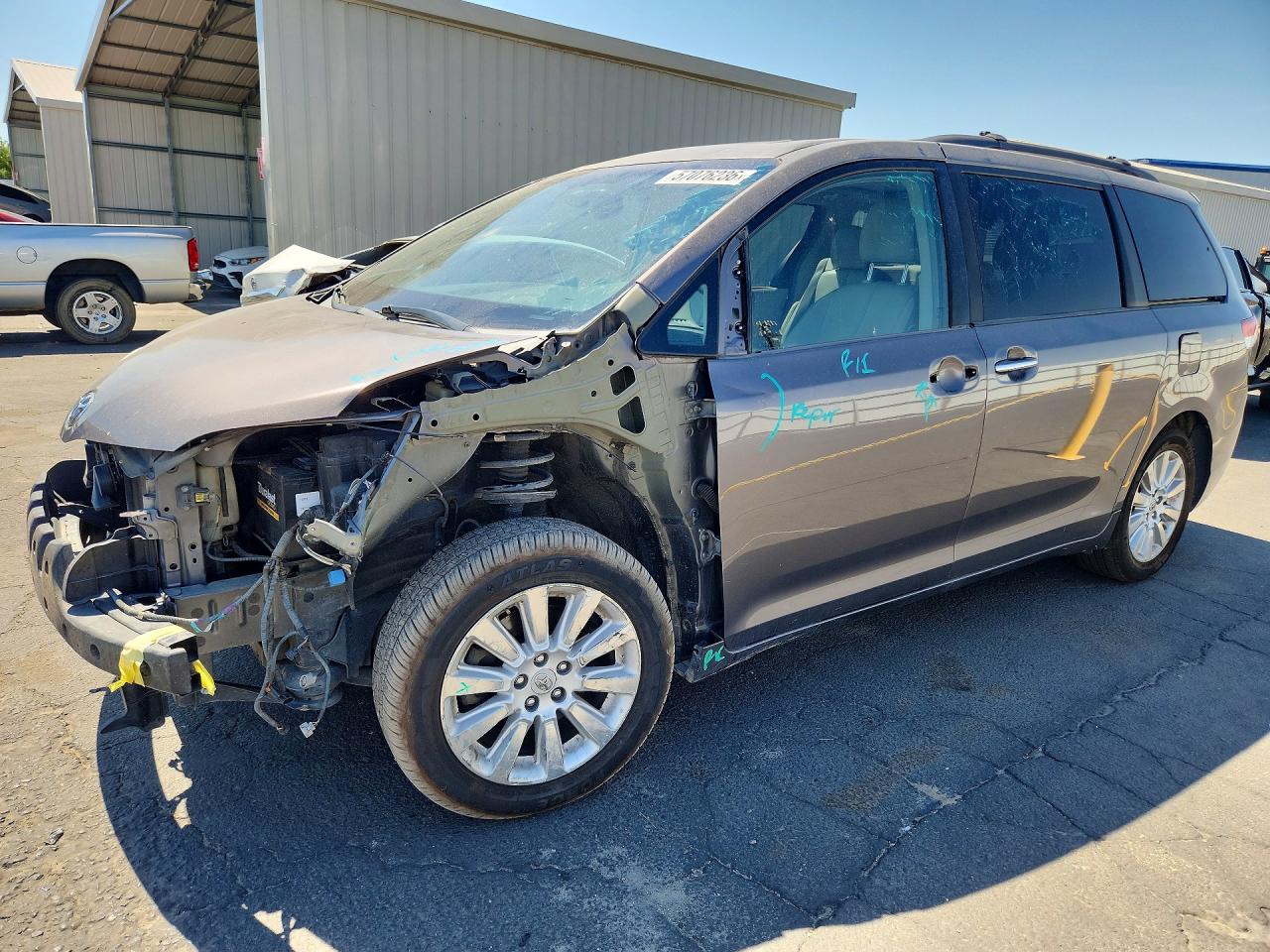 2011 TOYOTA SIENNA