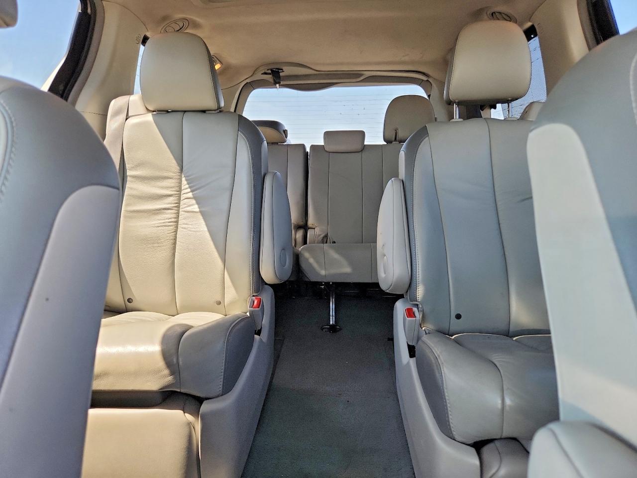 2011 TOYOTA SIENNA