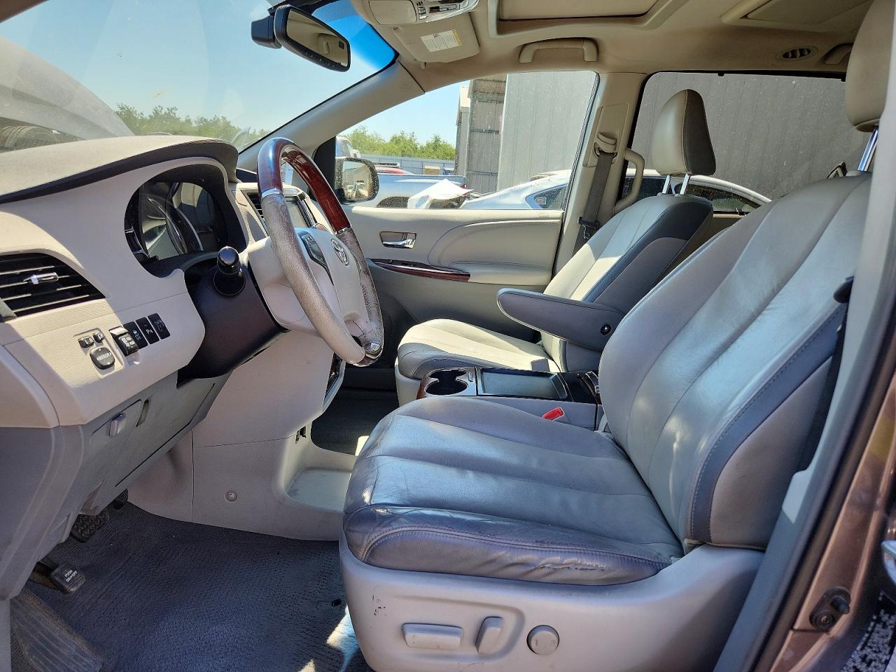 2011 TOYOTA SIENNA