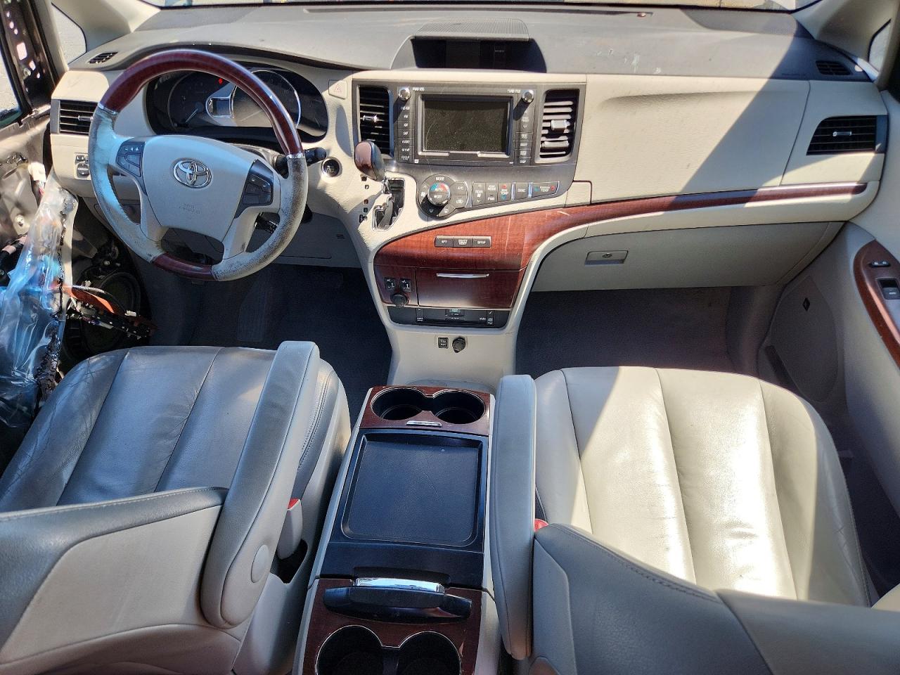 2011 TOYOTA SIENNA