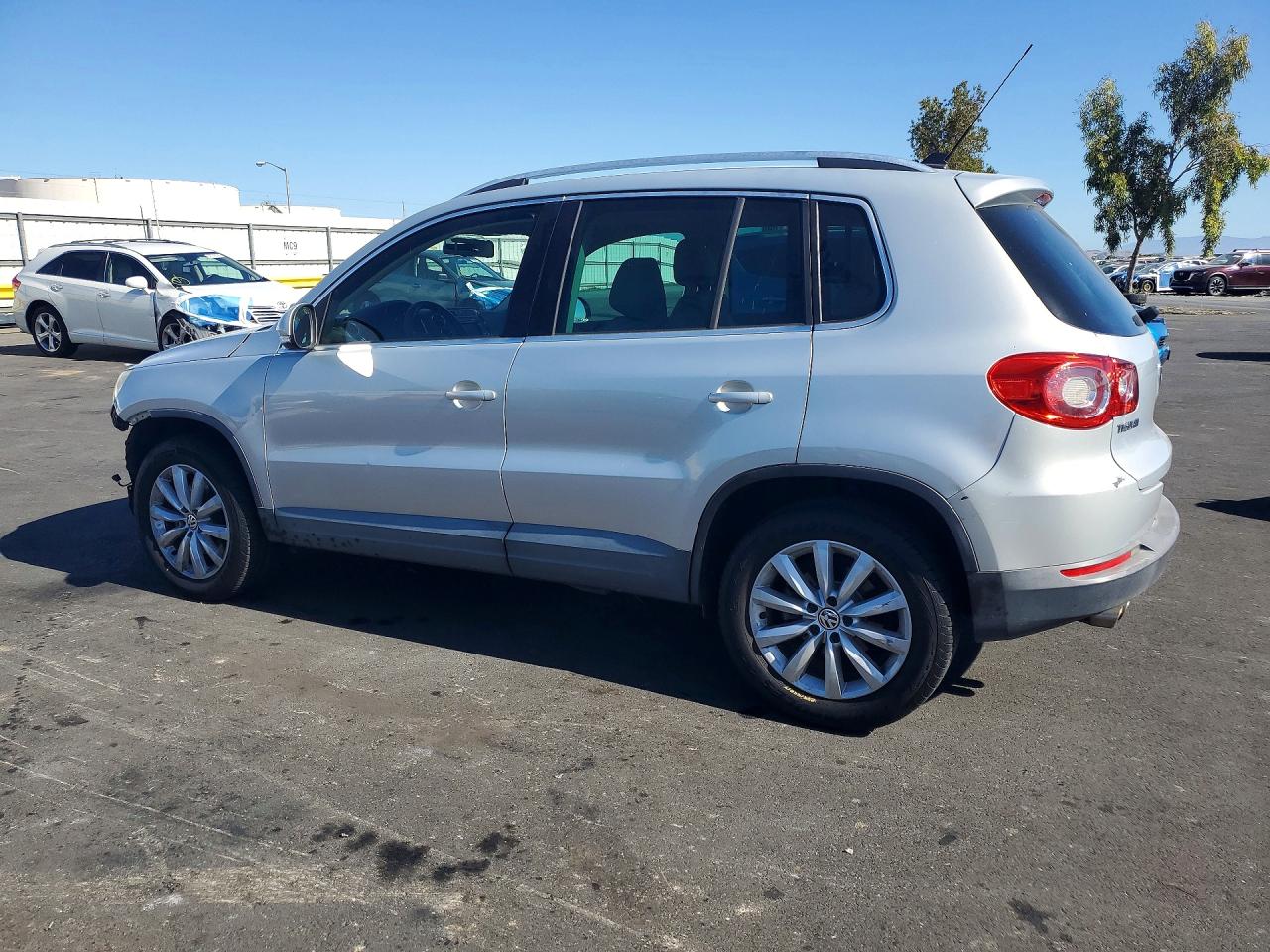2011 VOLKSWAGEN TIGUAN