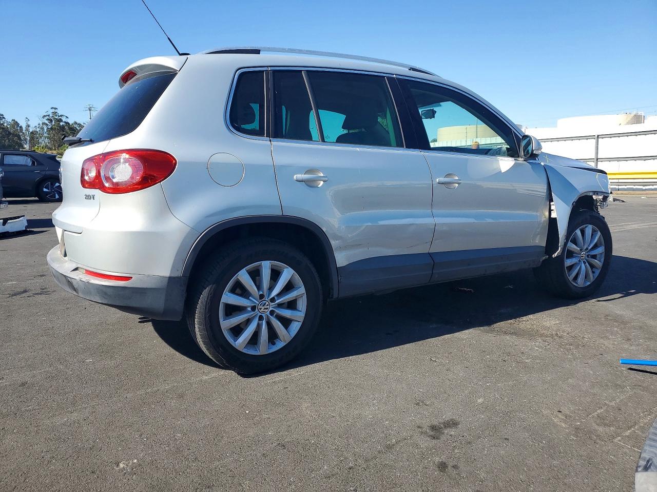 2011 VOLKSWAGEN TIGUAN
