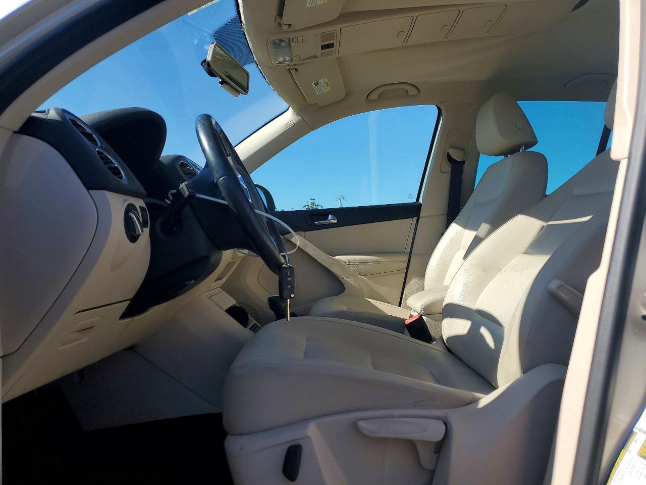 2011 VOLKSWAGEN TIGUAN