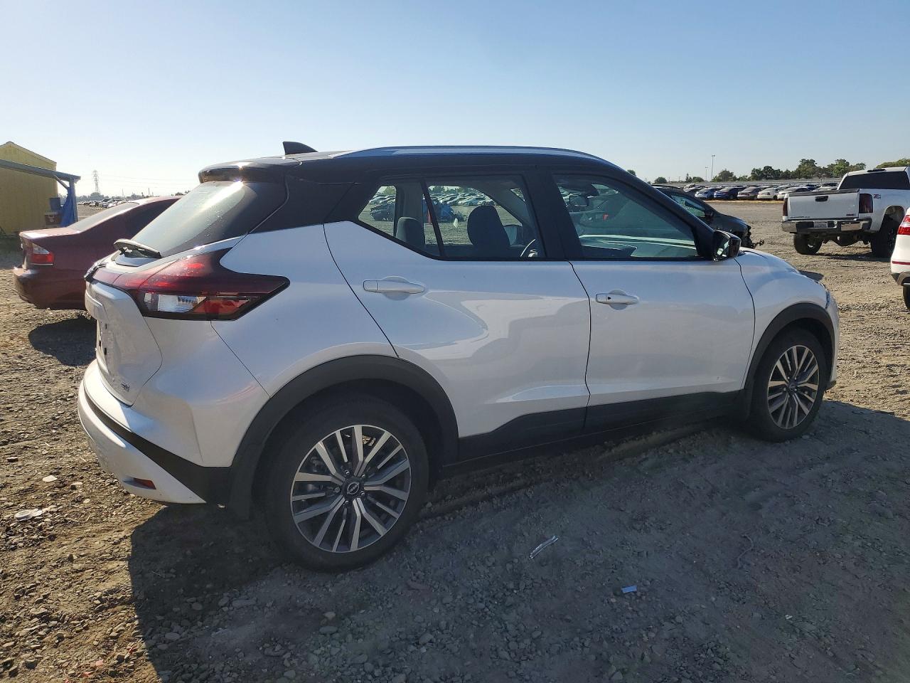 2024 NISSAN KICKS