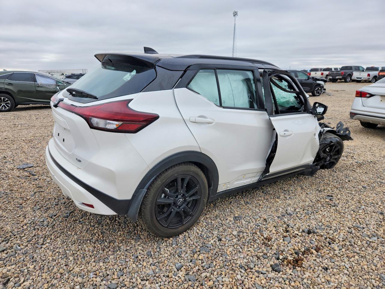 2023 NISSAN KICKS