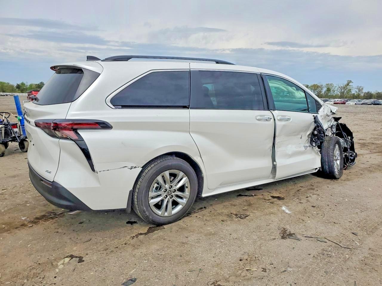 2026 TOYOTA SIENNA