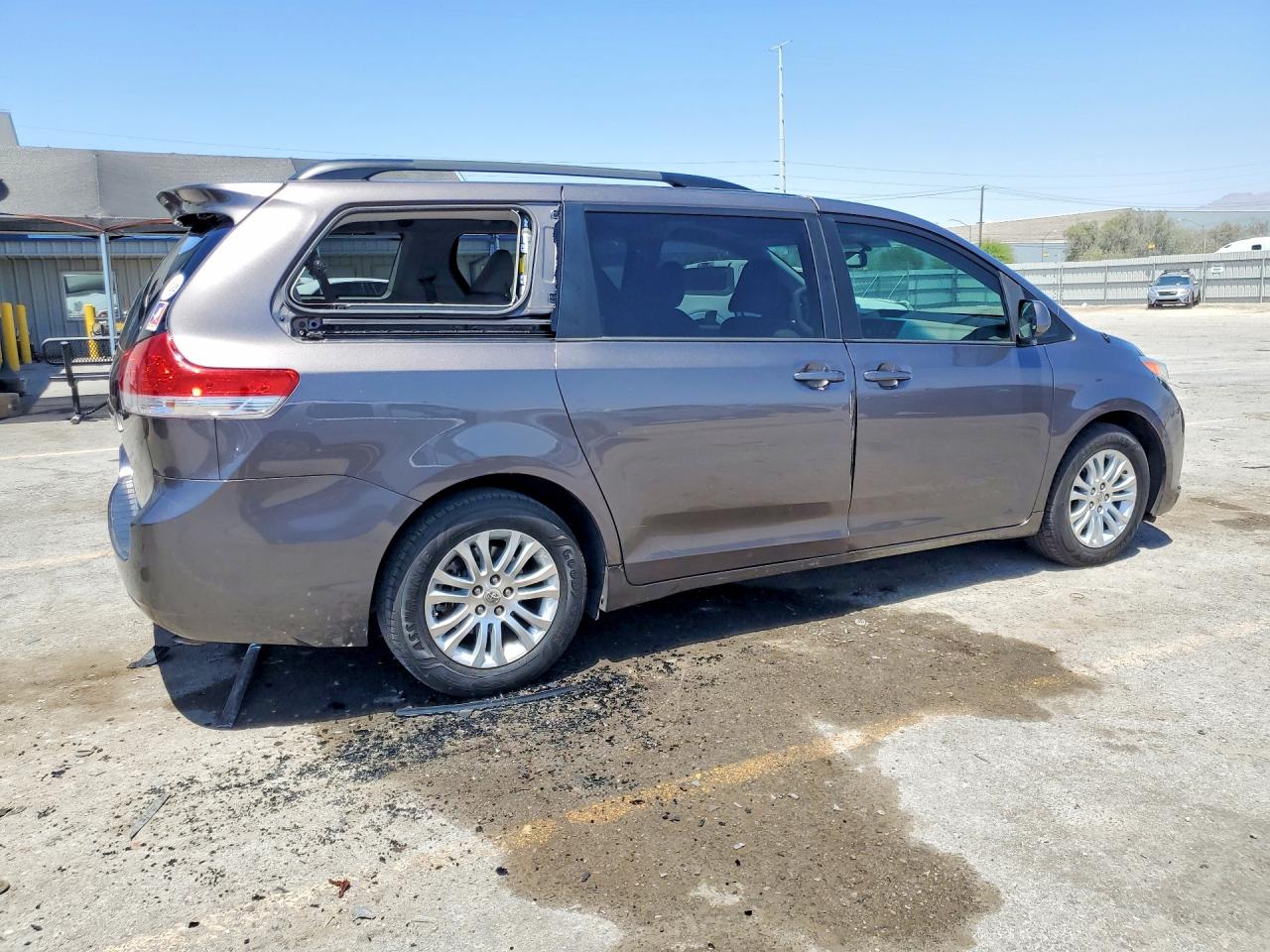 2012 TOYOTA SIENNA