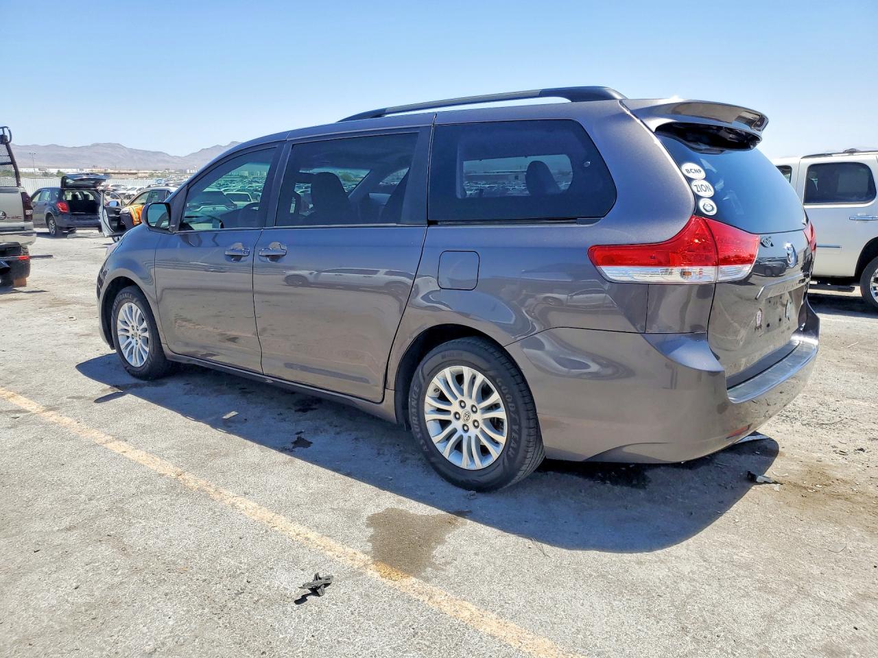 2012 TOYOTA SIENNA