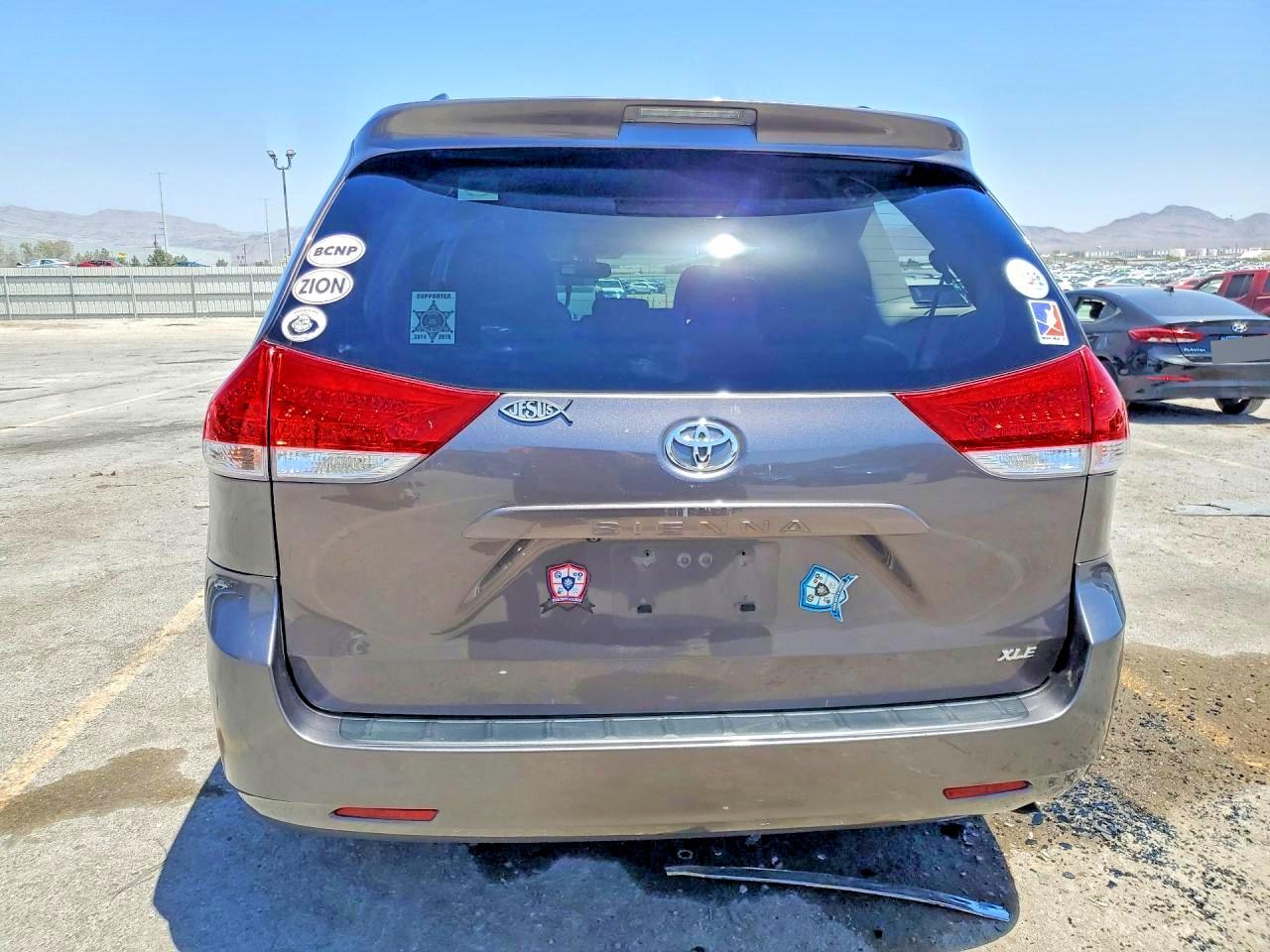2012 TOYOTA SIENNA