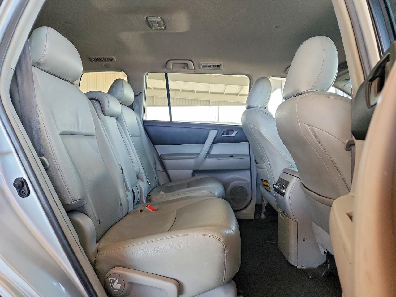2011 TOYOTA HIGHLANDER