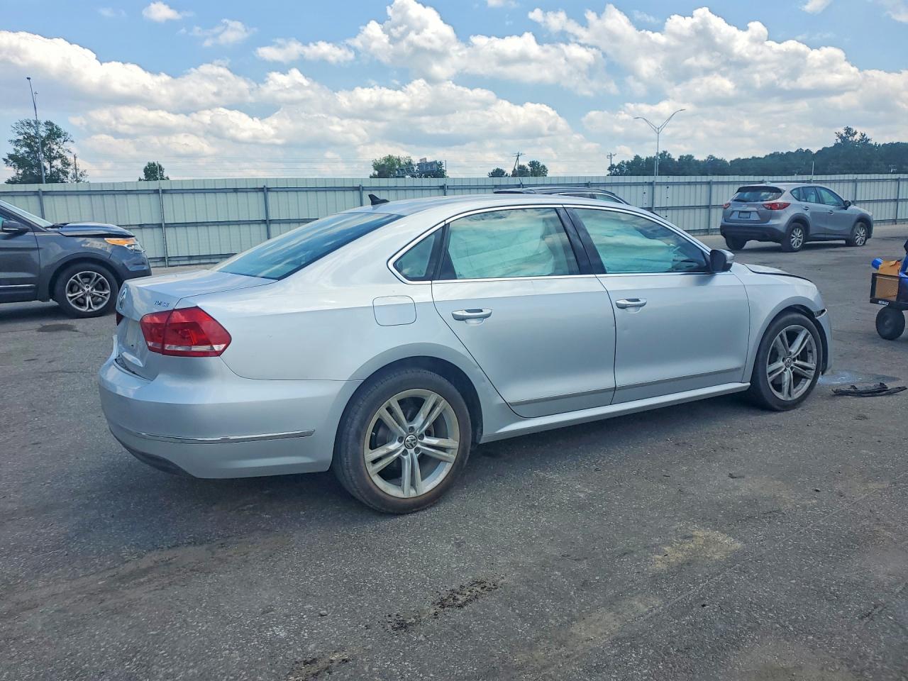 2015 VOLKSWAGEN PASSAT