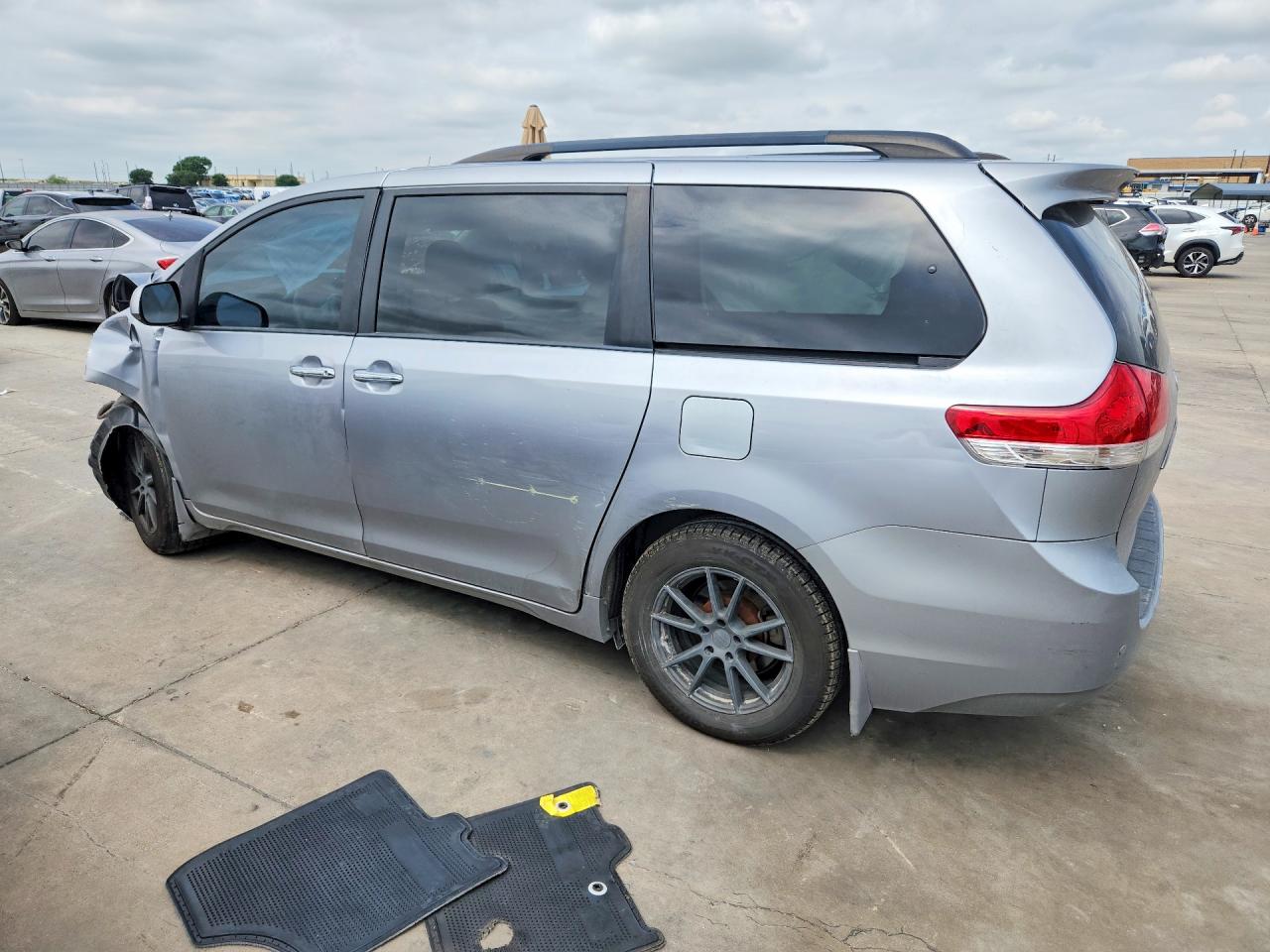 2013 TOYOTA SIENNA