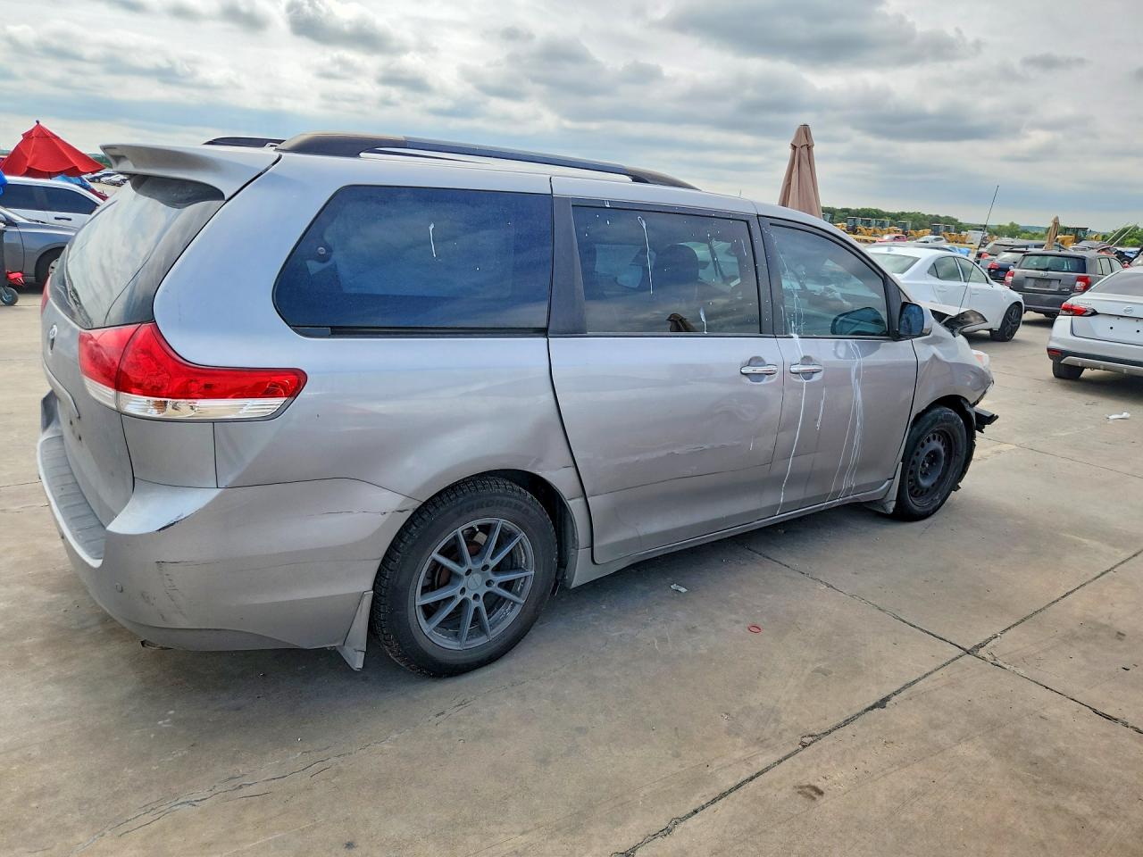 2013 TOYOTA SIENNA