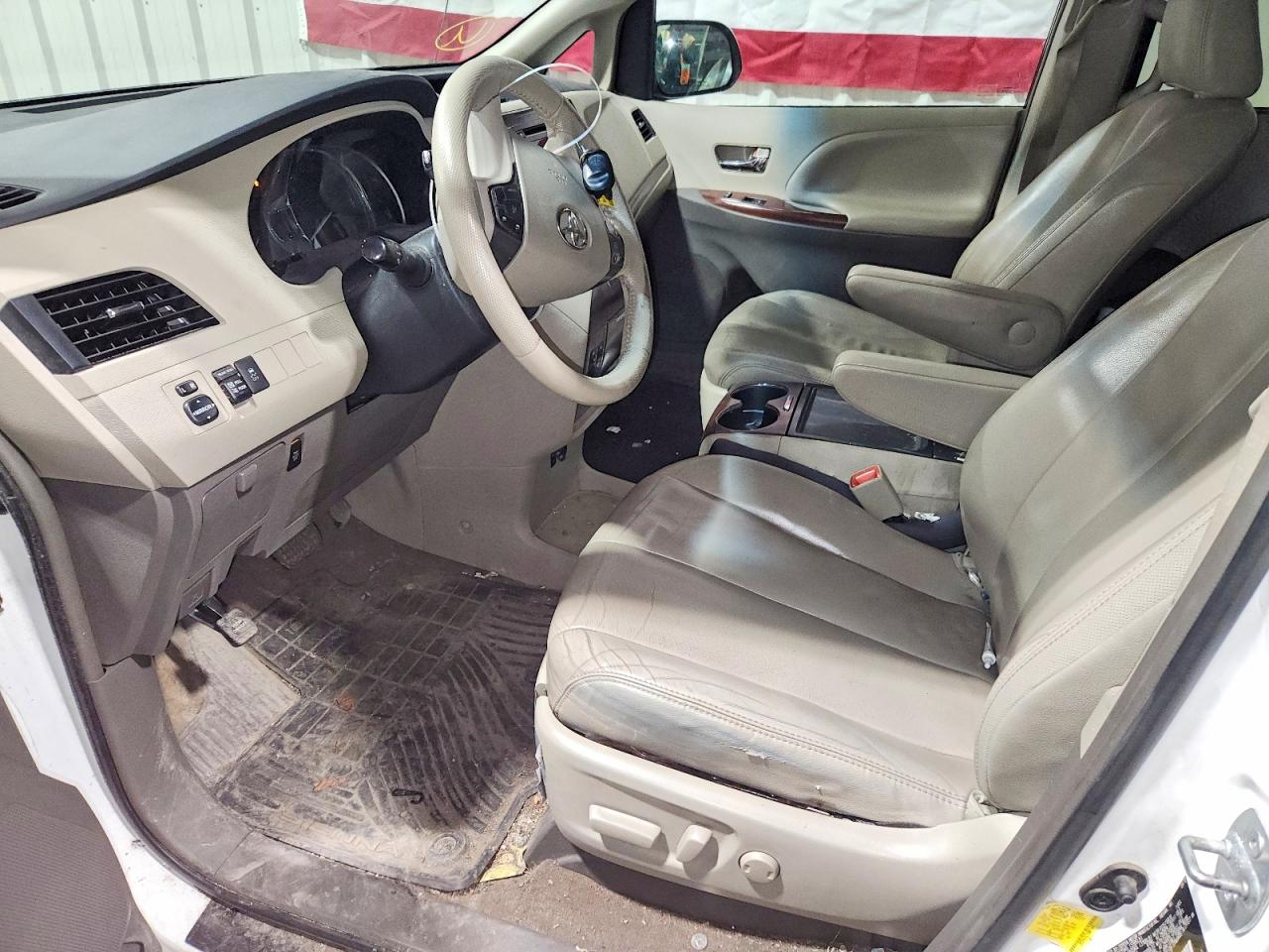 2013 TOYOTA SIENNA