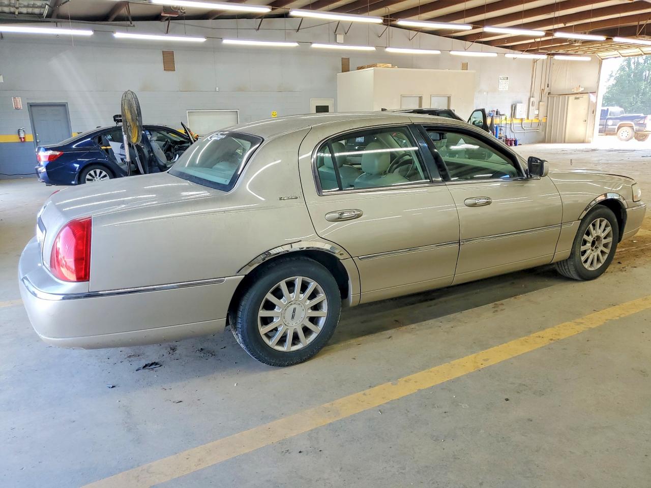 2006 LINCOLN TOWNCAR