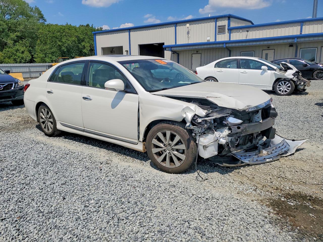 2011 TOYOTA AVALON