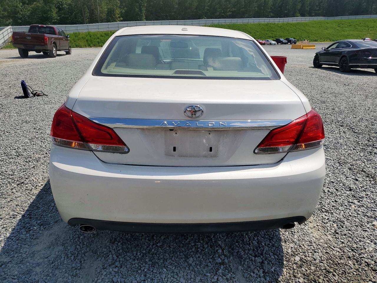 2011 TOYOTA AVALON