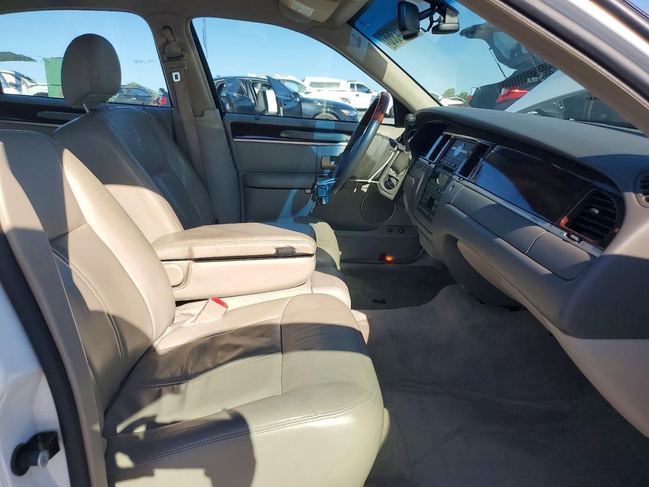2009 LINCOLN TOWNCAR