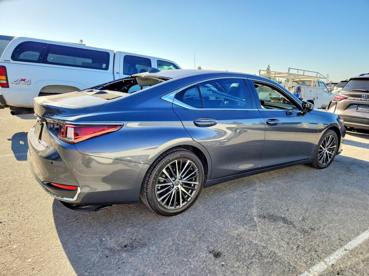 2023 LEXUS ES300