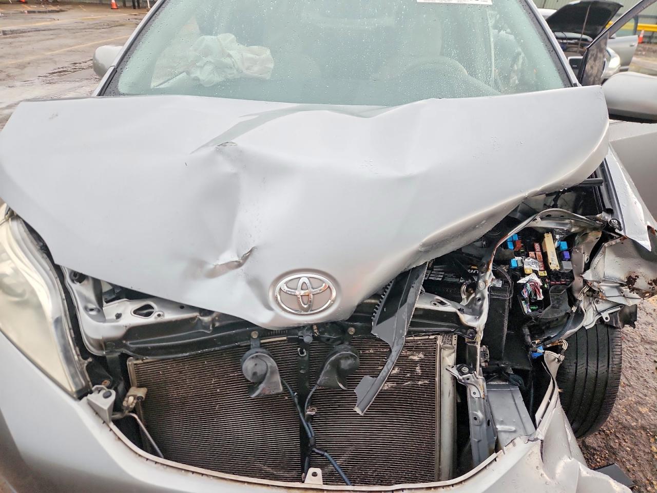 2014 TOYOTA SIENNA