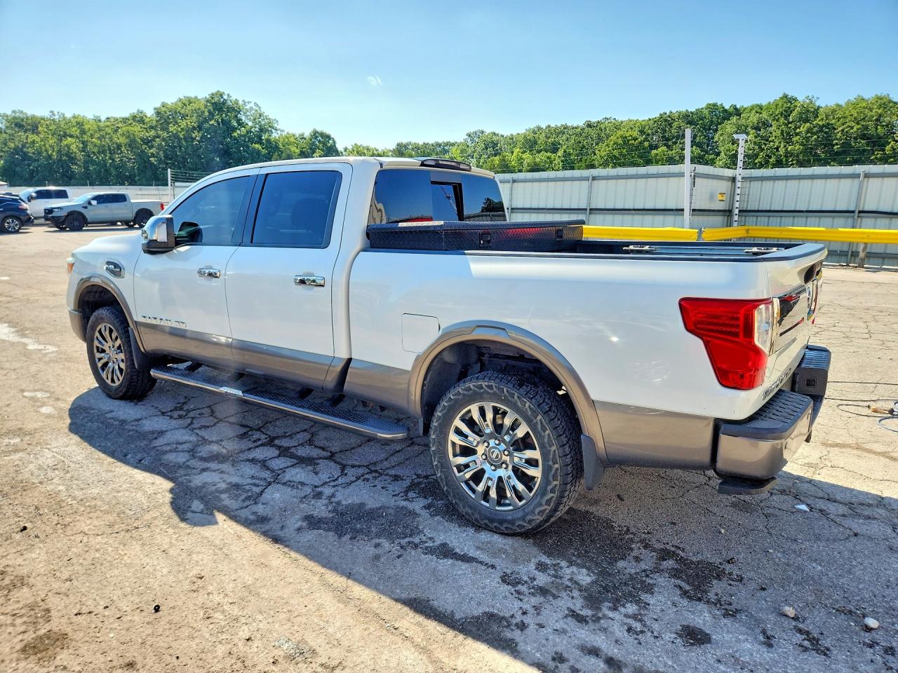 2017 NISSAN TITAN