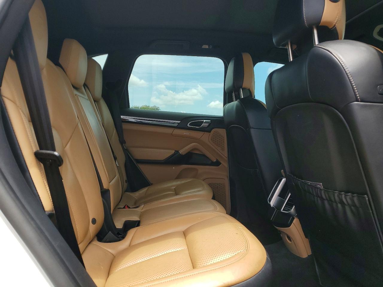 2017 PORSCHE CAYENNE
