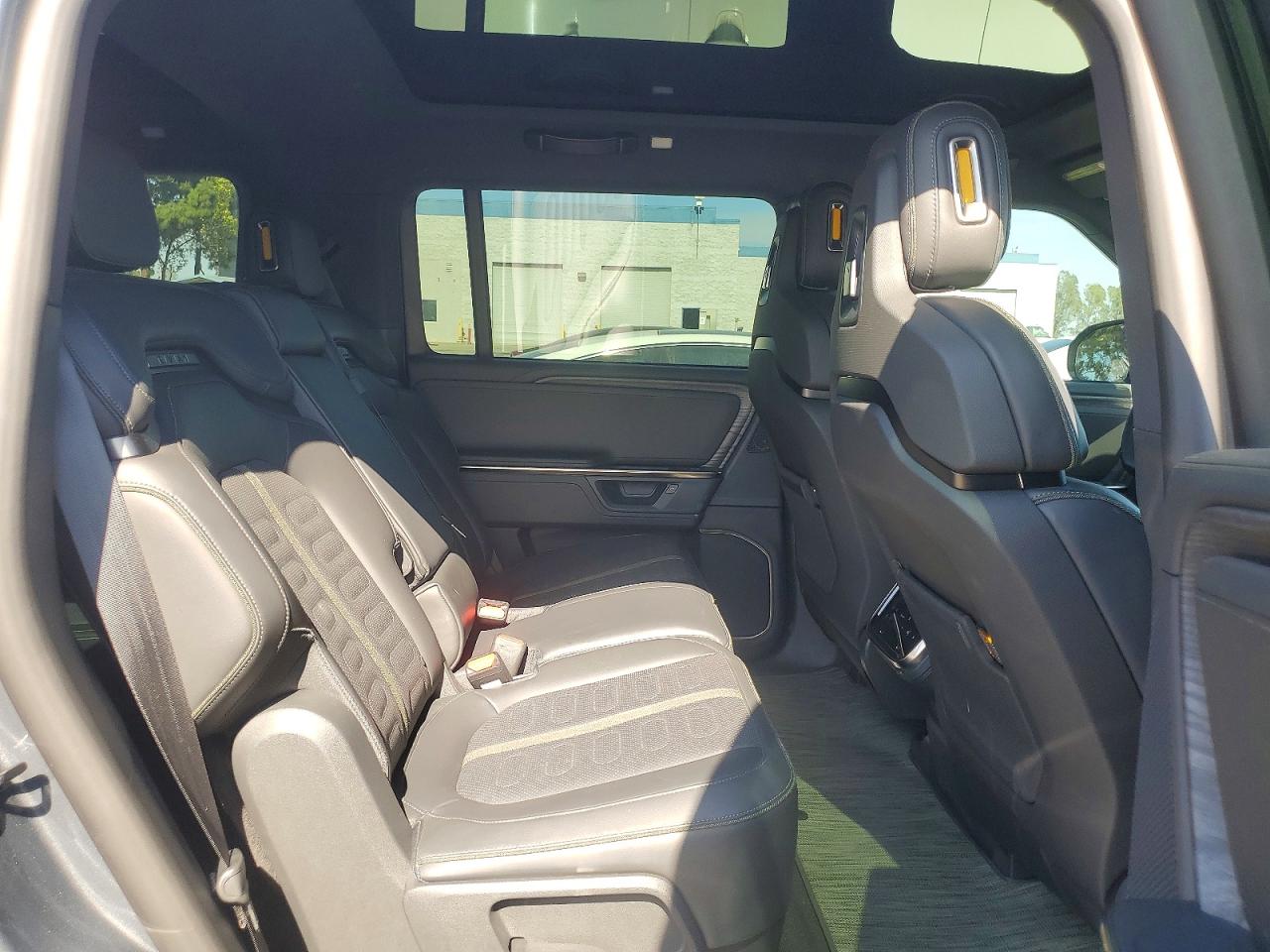 2025 RIVIAN RIS