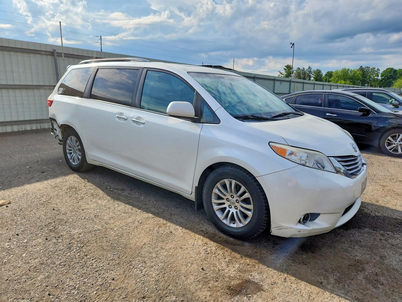 2016 TOYOTA SIENNA