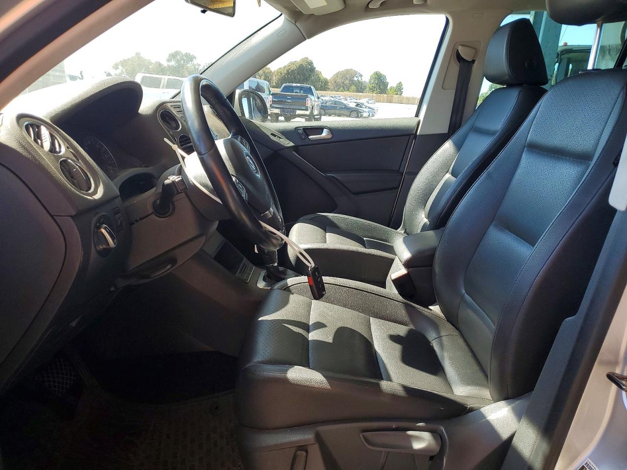 2011 VOLKSWAGEN TIGUAN