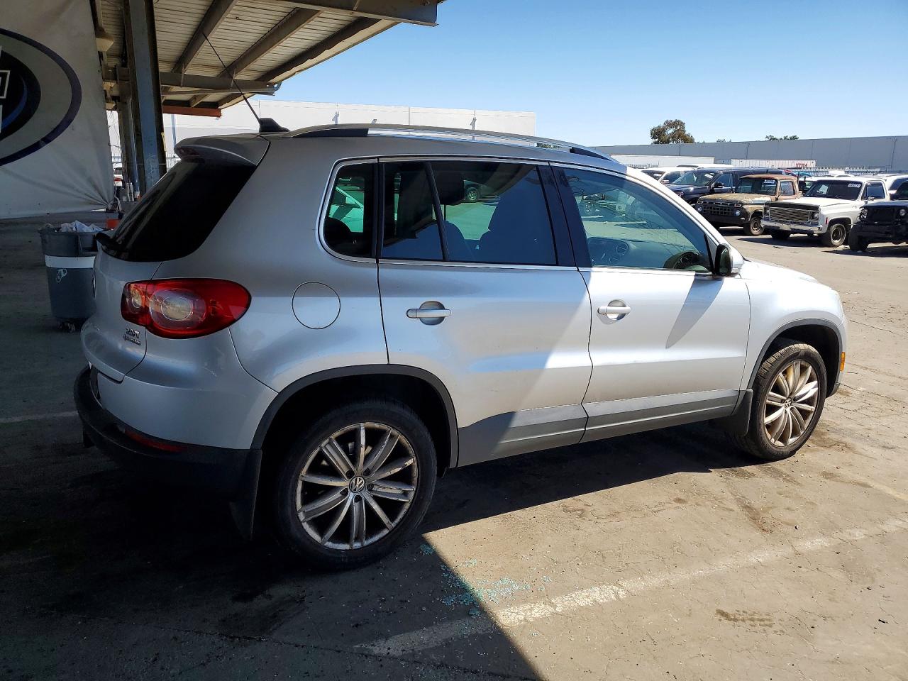 2011 VOLKSWAGEN TIGUAN