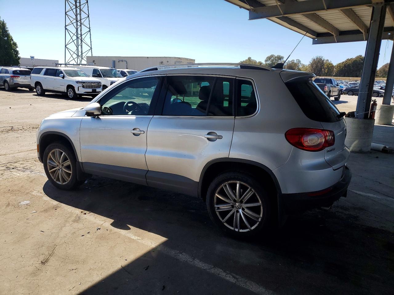 2011 VOLKSWAGEN TIGUAN
