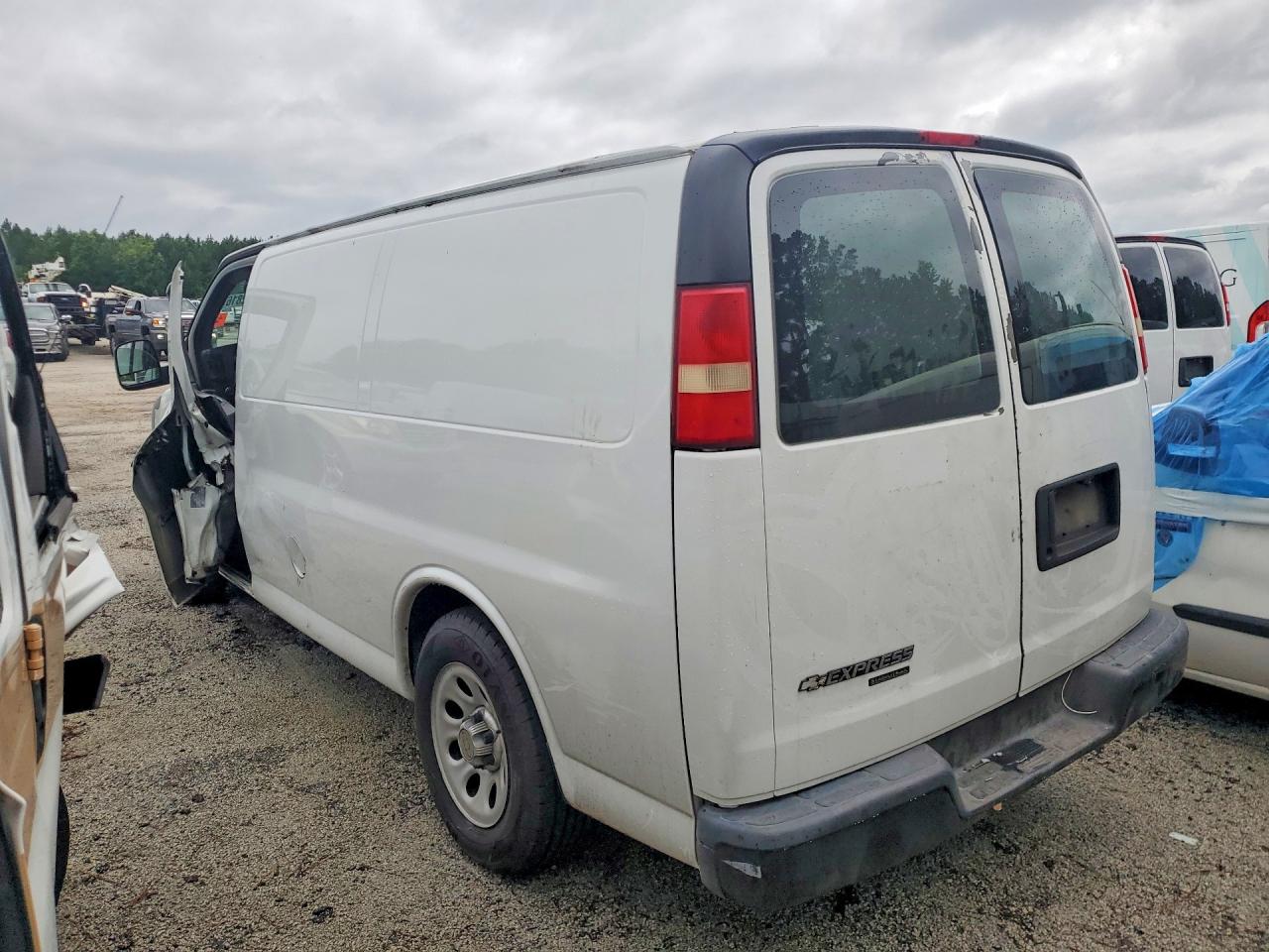 2011 CHEVROLET EXPRESS