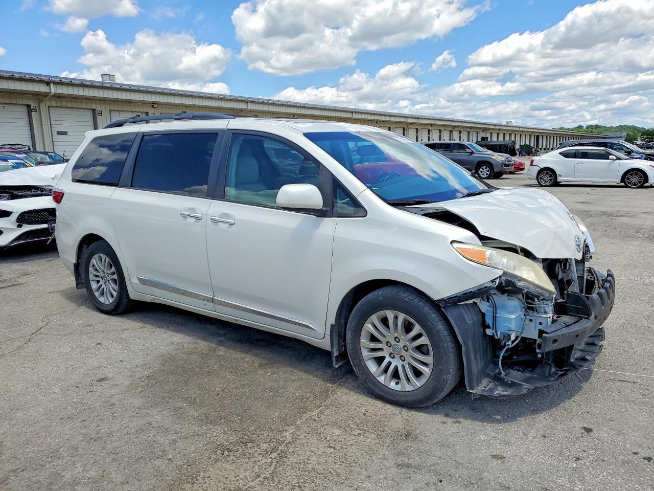 2017 TOYOTA SIENNA