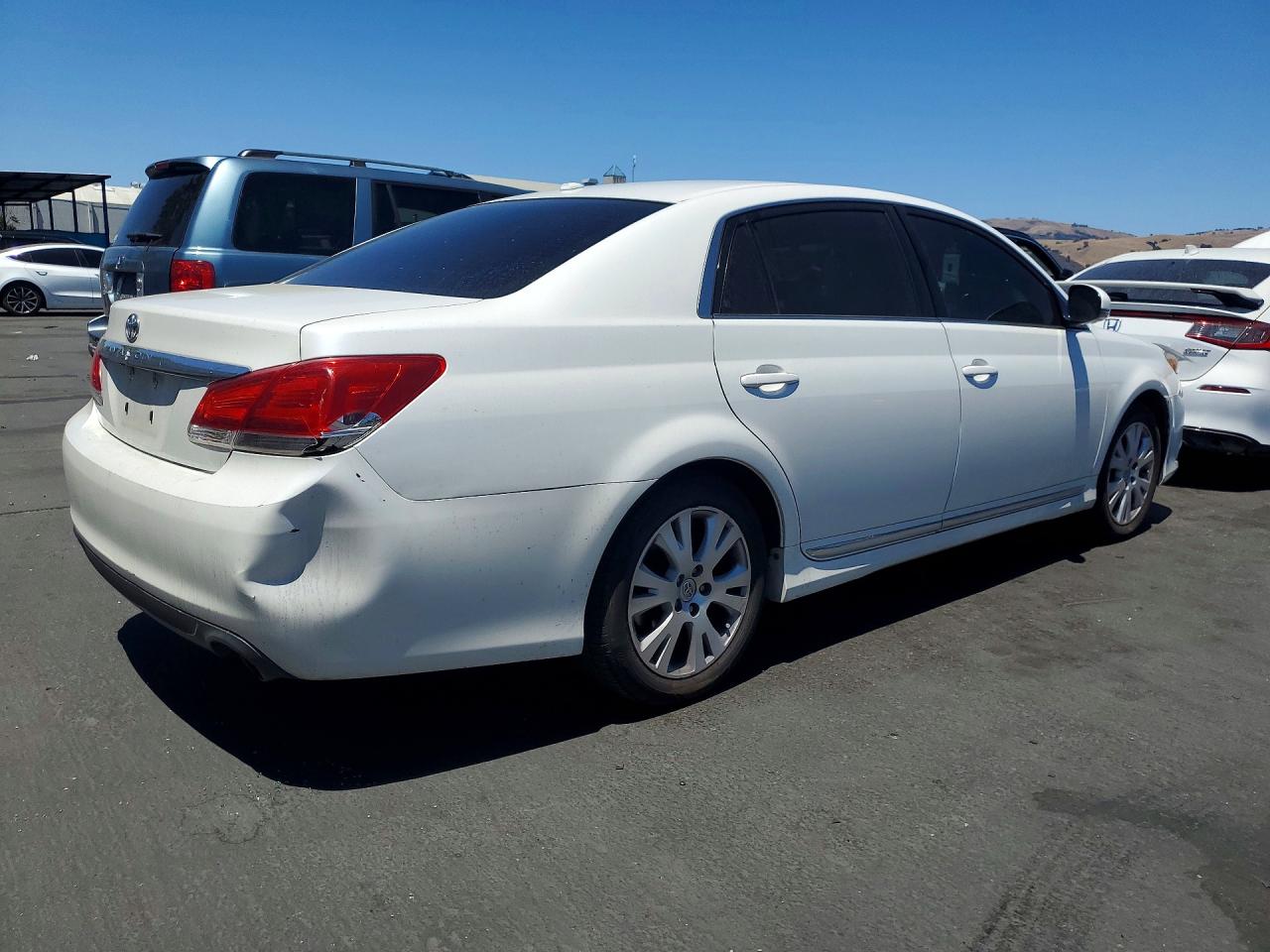 2012 TOYOTA AVALON