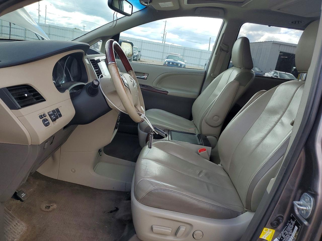2012 TOYOTA SIENNA
