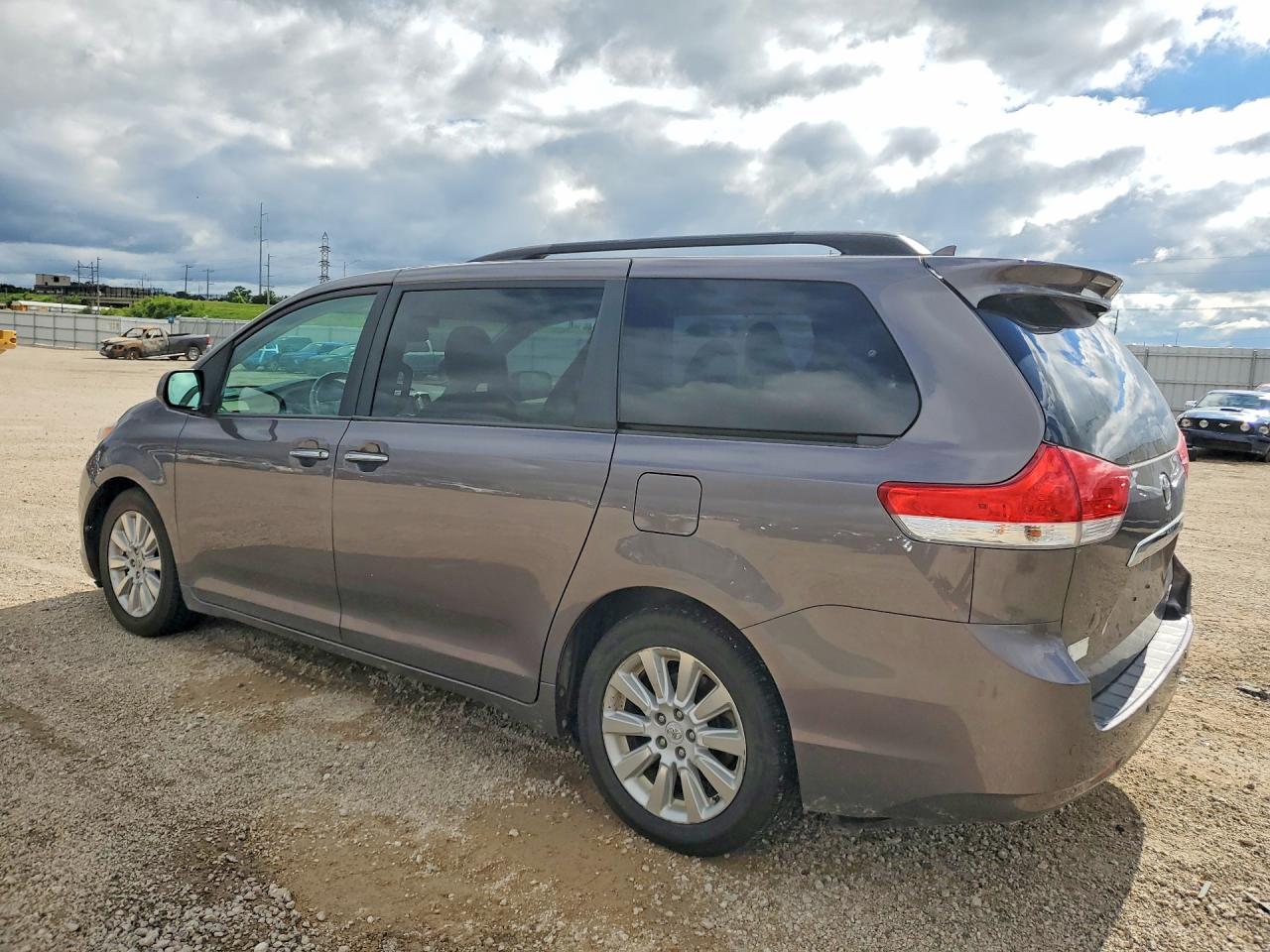 2012 TOYOTA SIENNA