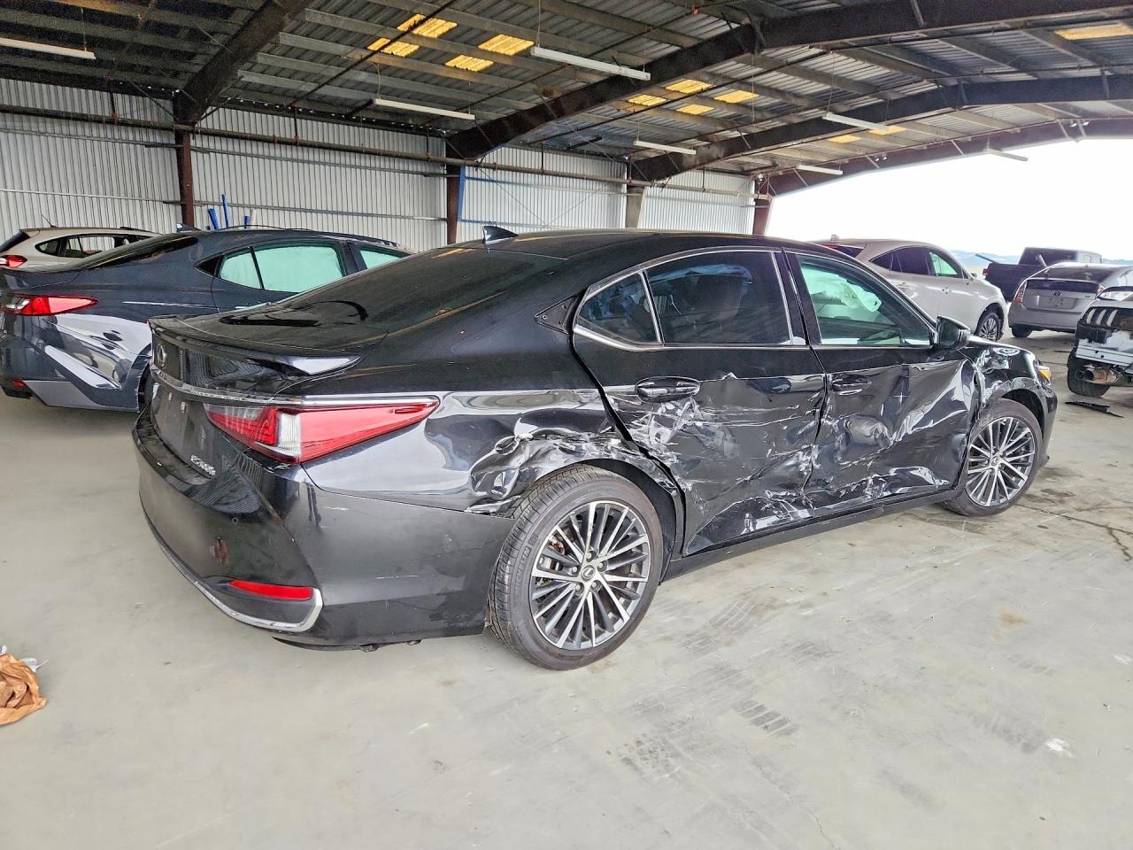 2025 LEXUS ES300