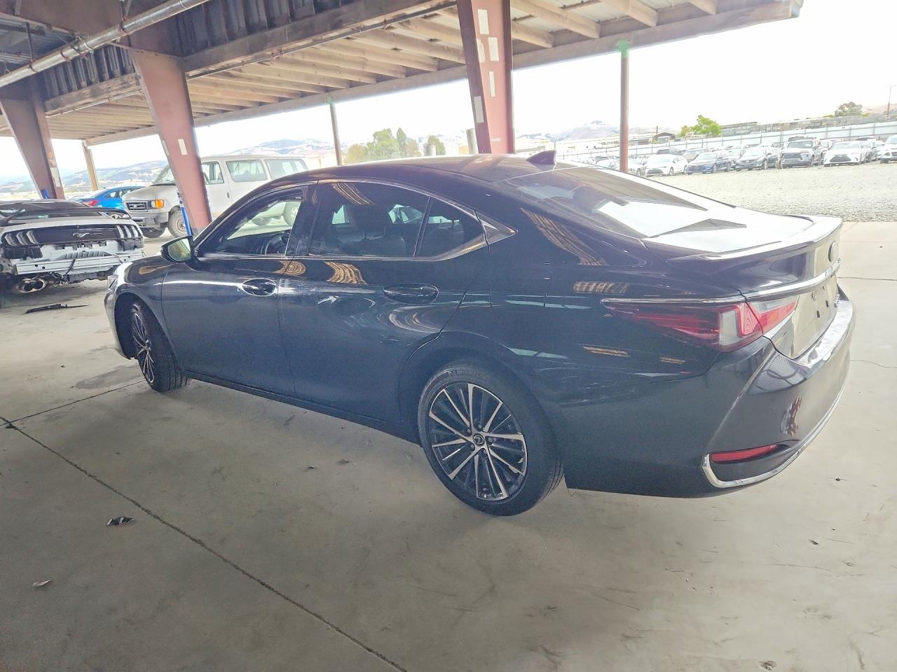 2025 LEXUS ES300