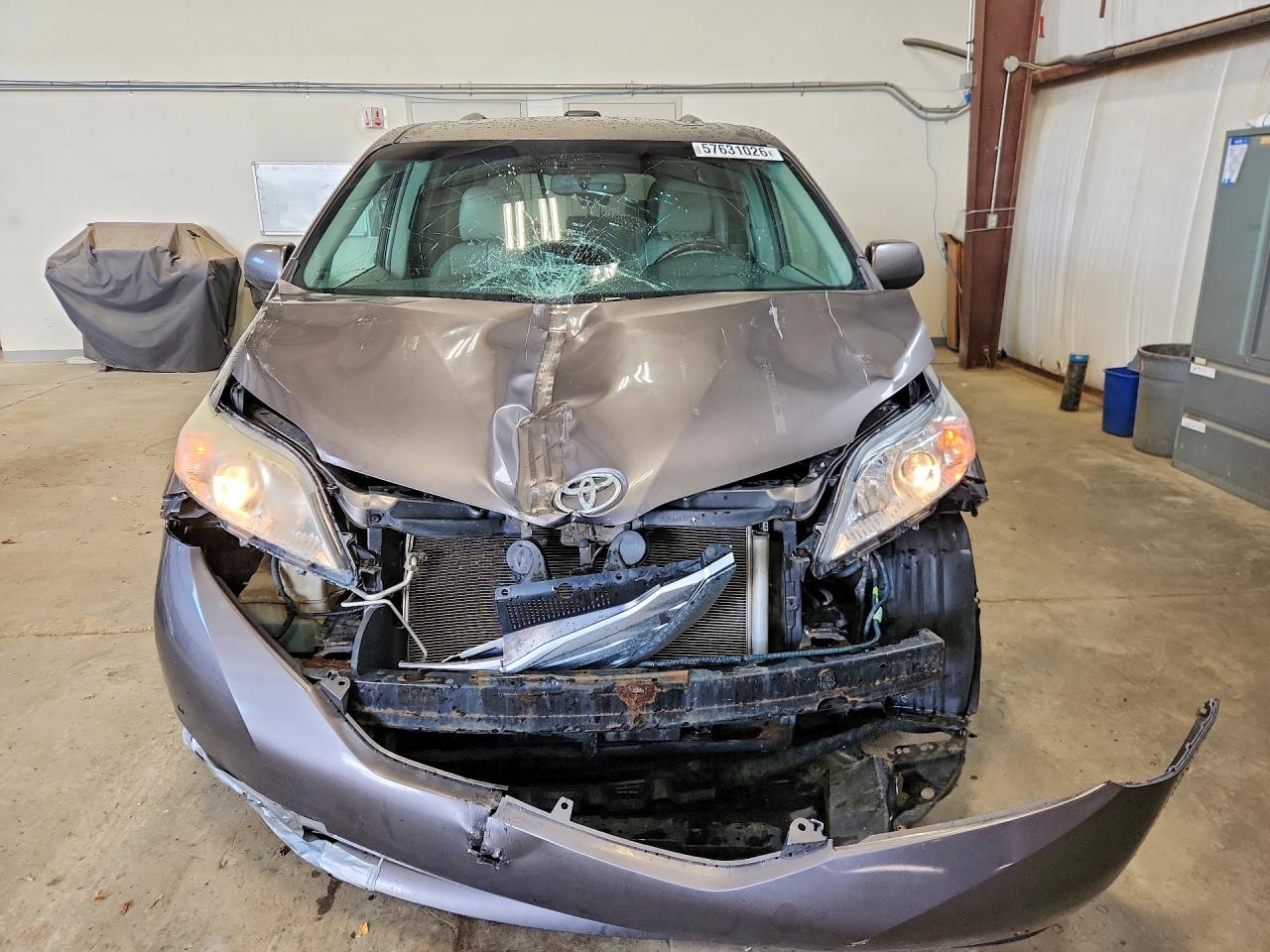 2011 TOYOTA SIENNA