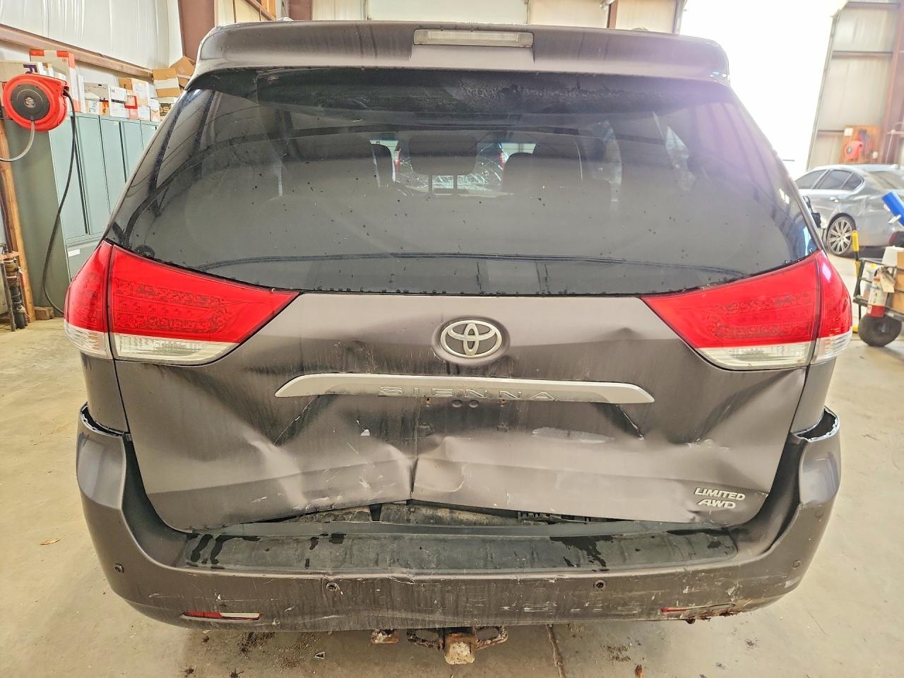 2011 TOYOTA SIENNA